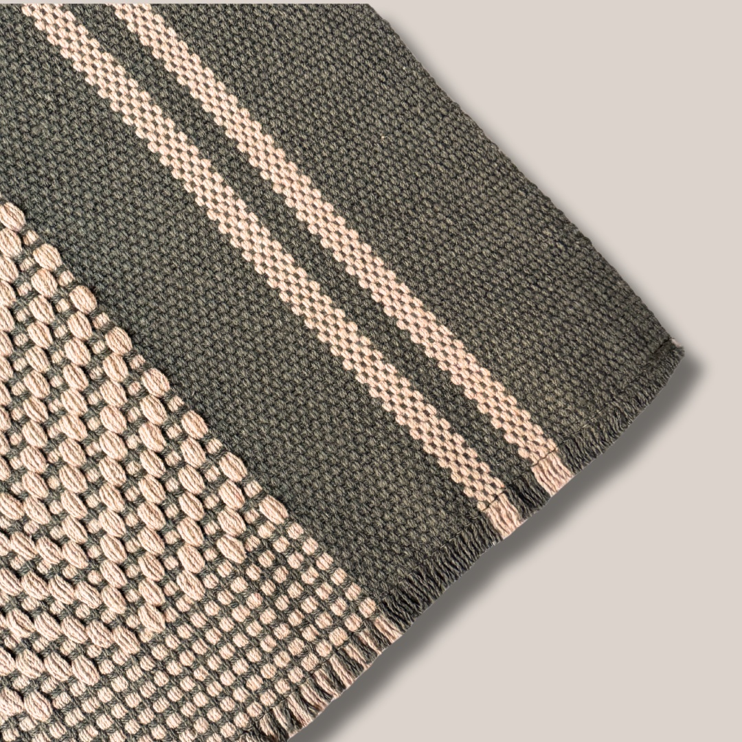 Martha Placemats, Spikes